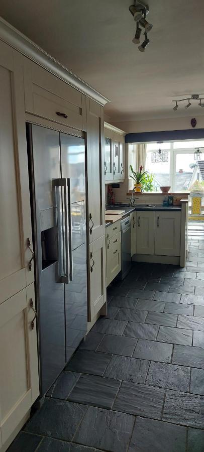 Sea Crest, Beautiful Home In Tenby With Sea Views Exterior foto